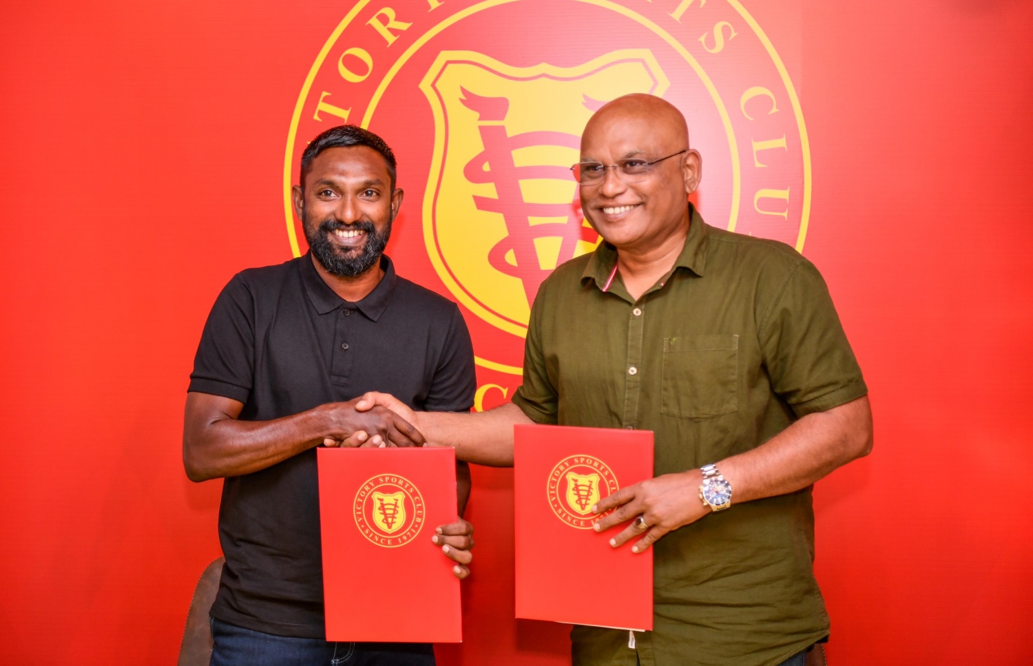 އުމޭރު ވިކްޓަރީ އަށް ސޮއި ކުރުމަށް ފަހު އެ ކްލަބްގެ ޗެއާމަން ހުސައިން އާދަމް އާއެކު ފޮޓޯއަކަށް ހުއްޓިލައިގެން --- ފޮޓޯ: ފަޔާޒު މޫސާ | މިހާރު