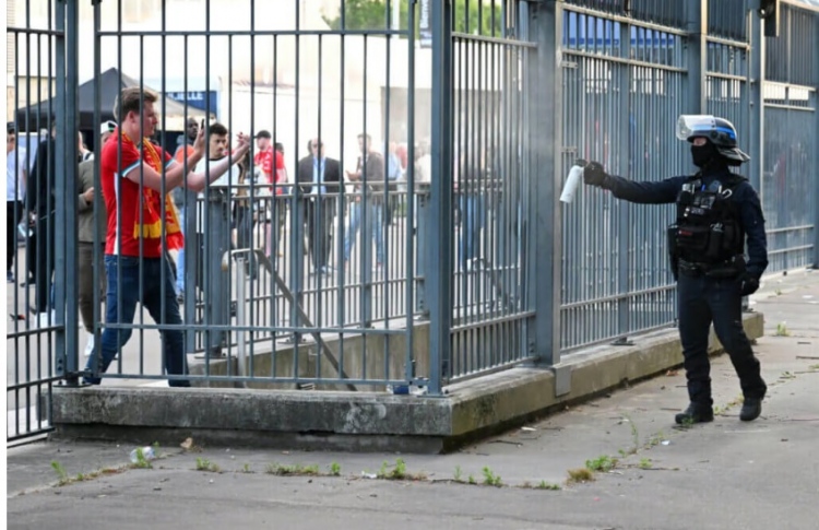 ޔޫއެފާއިން ސަޕޯޓަރުން ނުރައްކަލުގެ ތެރެއަށް ވައްޓާލި