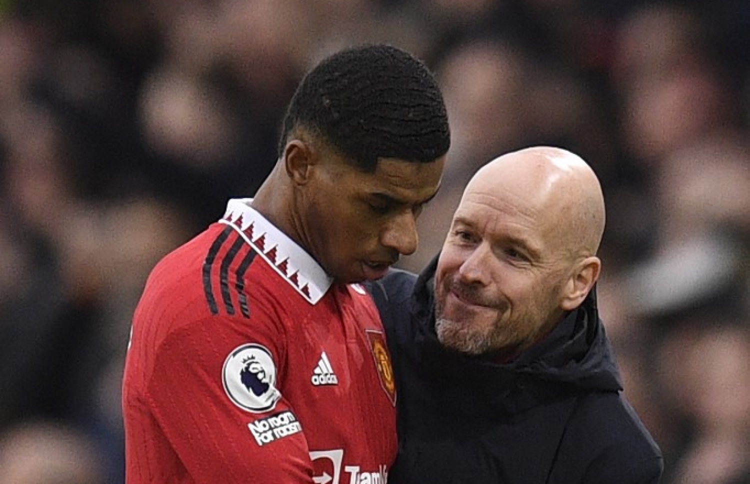 ޕްރިމިއާ ލީގު މެޗެއްގައި ޓެން ހަގް، ރަޝްފޯޑަށް މަރުހަބާ ކިޔަނީ.-- ފޮޓޯ: އޭއެފްޕީ