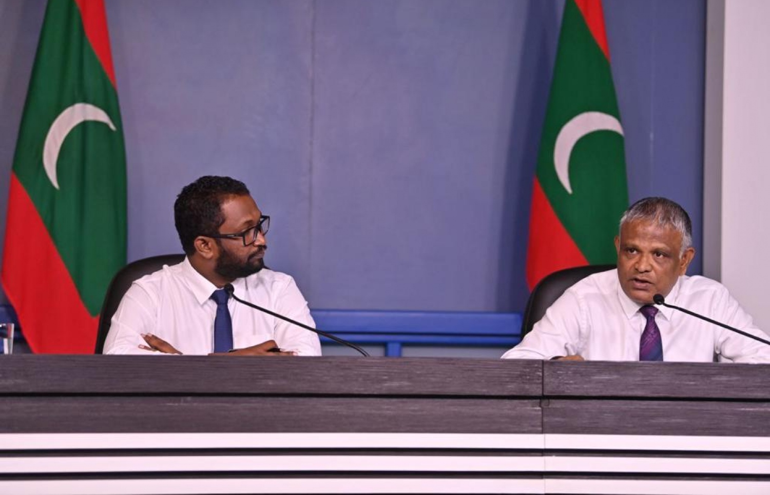 ރައީސް އޮފީހުގައި ބޭއްވި ޕްރެސްގައި އެ އޮފީހުގެ ތަރުޖަމާނާއި ހަޔަ އެޑިއުކޭޝަން މިނިސްޓަރު ޑރ. އިބްރާހިމް ހަސަން -- ފޮޓޯ: ރައީސް އޮފީސް