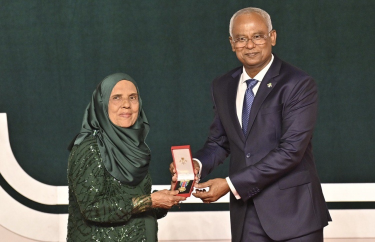 ދައުލަތަށް ހިދުމަތްކުރުމުގެ އިނާމު 86 ބޭފުޅަކަށް ދީފި