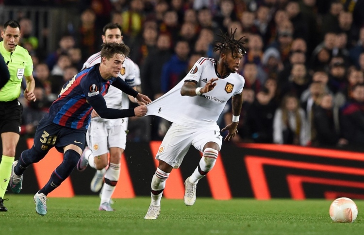 ބާސާގެ ދަނޑުގައި އެއްވަރު، ޓެން ހަގް ރުޅިގަދަ ވެފައި