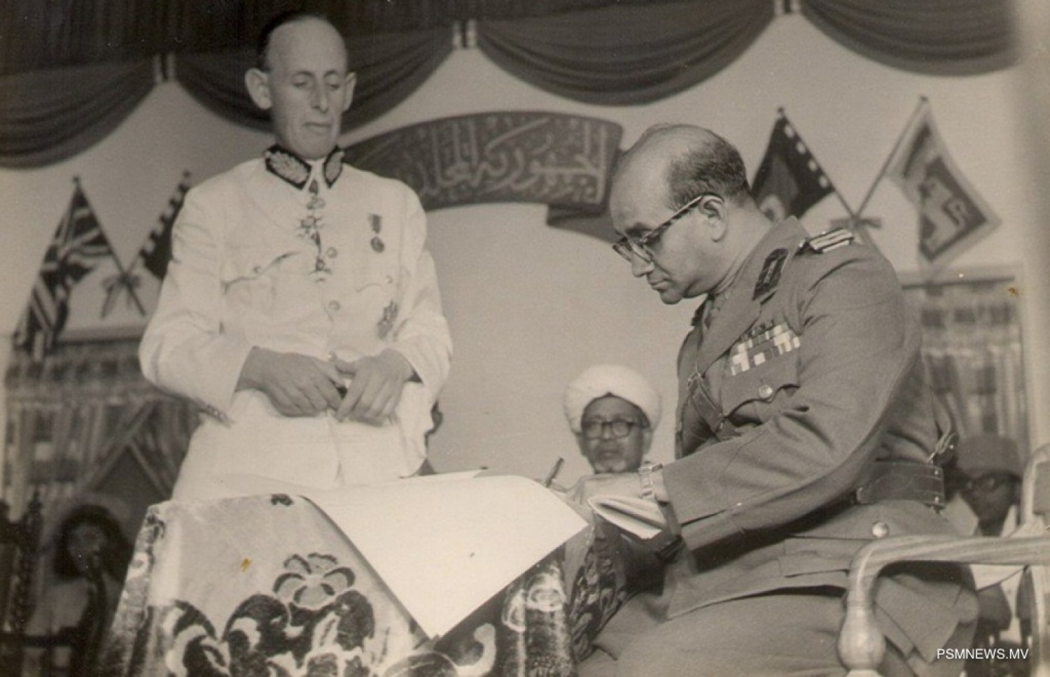 މުހައްމަދު އަމީން ދީދީ (ކ) 1951 ވަނަ އަހަރުގެ ޖުމްހޫރީ ދަރުބާރުގައި.