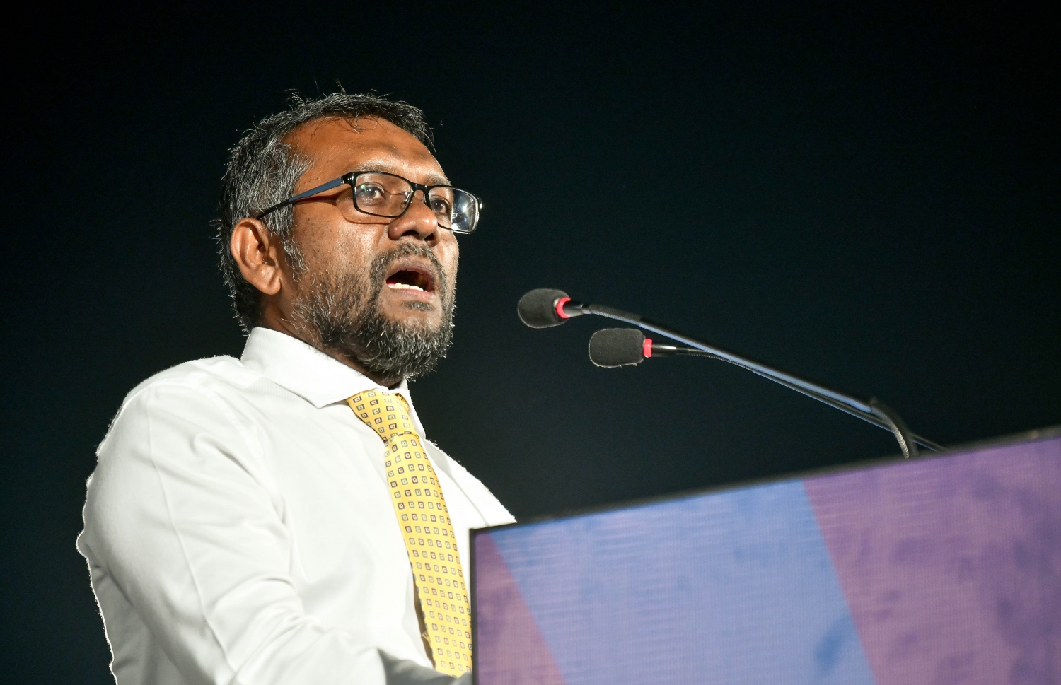 ފައްޔާޒް އެމްޑީޕީގެ ޖަލްސާއެއްގައި ވާހަކަ ދައްކަވަނީ. -- ފޮޓޯ | މިހާރު