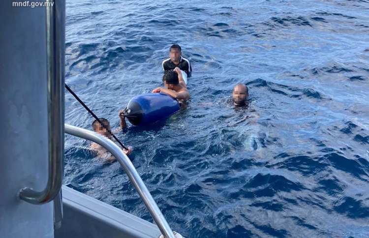 ރޯވެ އަޑިއަށް ދިޔަ ދޯންޏެއްގެ 4 މީހުން ސަލާމަތްކޮށްފި