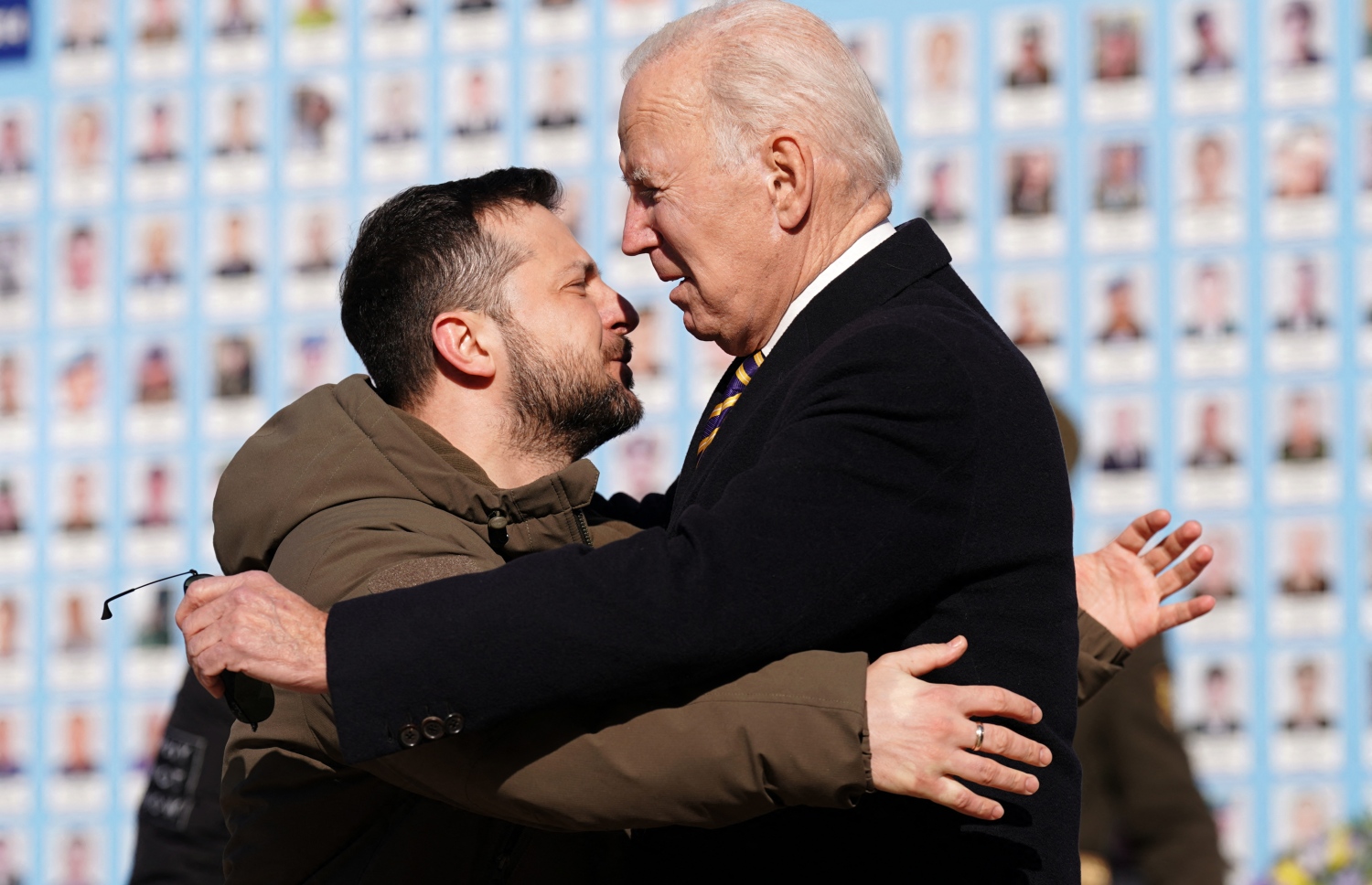 ފެބްރުއަރީ 20، 2023؛ އެމެރިކާގެ ރައީސް ޖޯ ބައިޑެން (ކ) ޔޫކްރޭނަށް ކުރެއްވި ސިއްރު ދަތުރުފުޅުގައި ޔޫކްރޭންގެ ވެރިރަށް ކިޔޭވަށް ވަޑައިގެން އެ ގައުމުގެ ރައީސް ވޮލޮޑިމީރް ޒެލެންސްކީއާ ބައްދަލުކުރައްވަނީ. --އޭއެފްޕީ