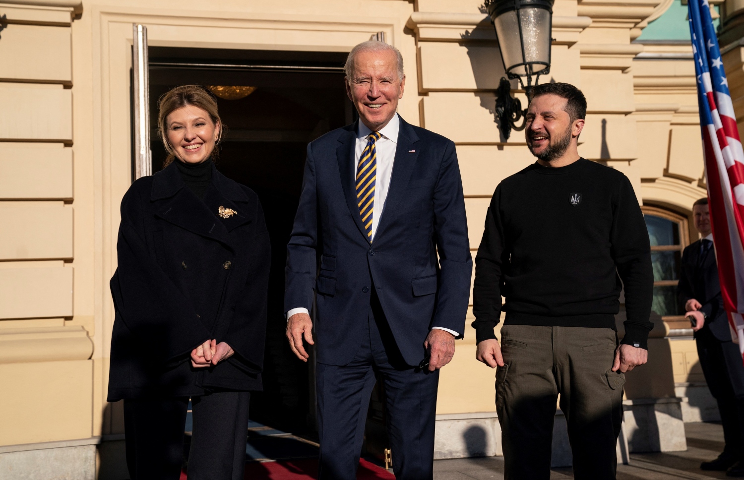 ފެބްރުއަރީ 20، 2023؛ އެމެރިކާގެ ރައީސް ޖޯ ބައިޑެން (މ) ޔޫކްރޭނަށް ކުރެއްވި ސިއްރު ދަތުރުފުޅުގައި ޔޫކްރޭންގެ ވެރިރަށް ކިޔޭވަށް ވަޑައިގެން އެ ގައުމުގެ ރައީސް ވޮލޮޑިމީރް ޒެލެންސްކީ އާއި އަނބިކަނބަލުން އޮލޭނާއާ އެކުގައި ފޮޓޯއެއް ނަންގަވަނީ. --އޭއެފްޕީ