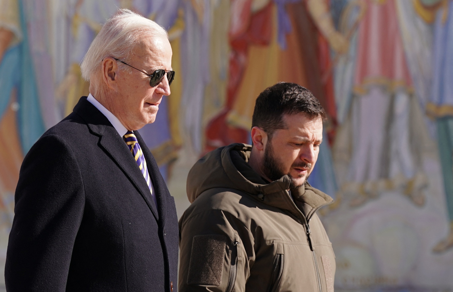 ފެބްރުއަރީ 20، 2023؛ އެމެރިކާގެ ރައީސް ޖޯ ބައިޑެން (ވ) ޔޫކްރޭނަށް ކުރެއްވި ސިއްރު ދަތުރުފުޅުގައި ޔޫކްރޭންގެ ވެރިރަށް ކިޔޭވަށް ވަޑައިގެން އެ ގައުމުގެ ރައީސް ވޮލޮޑިމީރް ޒެލެންސްކީއާ ބައްދަލުކުރައްވަނީ. --އޭއެފްޕީ