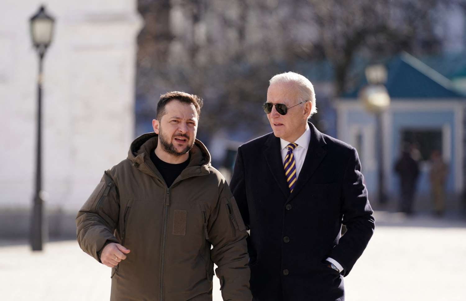 ފެބްރުއަރީ 20، 2023؛ އެމެރިކާގެ ރައީސް ޖޯ ބައިޑެން (ވ) ޔޫކްރޭނަށް ކުރެއްވި ސިއްރު ދަތުރުފުޅުގައި ޔޫކްރޭންގެ ވެރިރަށް ކިޔޭވަށް ވަޑައިގެން އެ ގައުމުގެ ރައީސް ވޮލޮޑިމީރް ޒެލެންސްކީއާ ބައްދަލުކުރައްވަނީ. --އޭއެފްޕީ