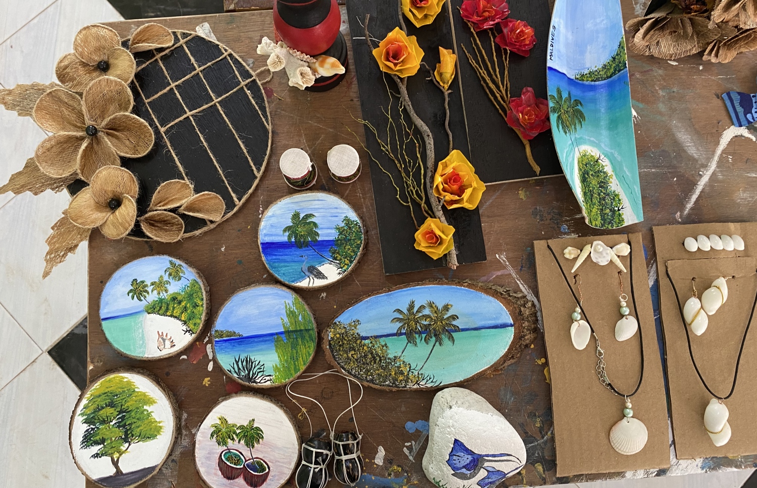 ނިލަންދޫގައި ހިންގި ކޯހުގައި ހަދާފައިވާ ބައެއް އެއްޗެހި