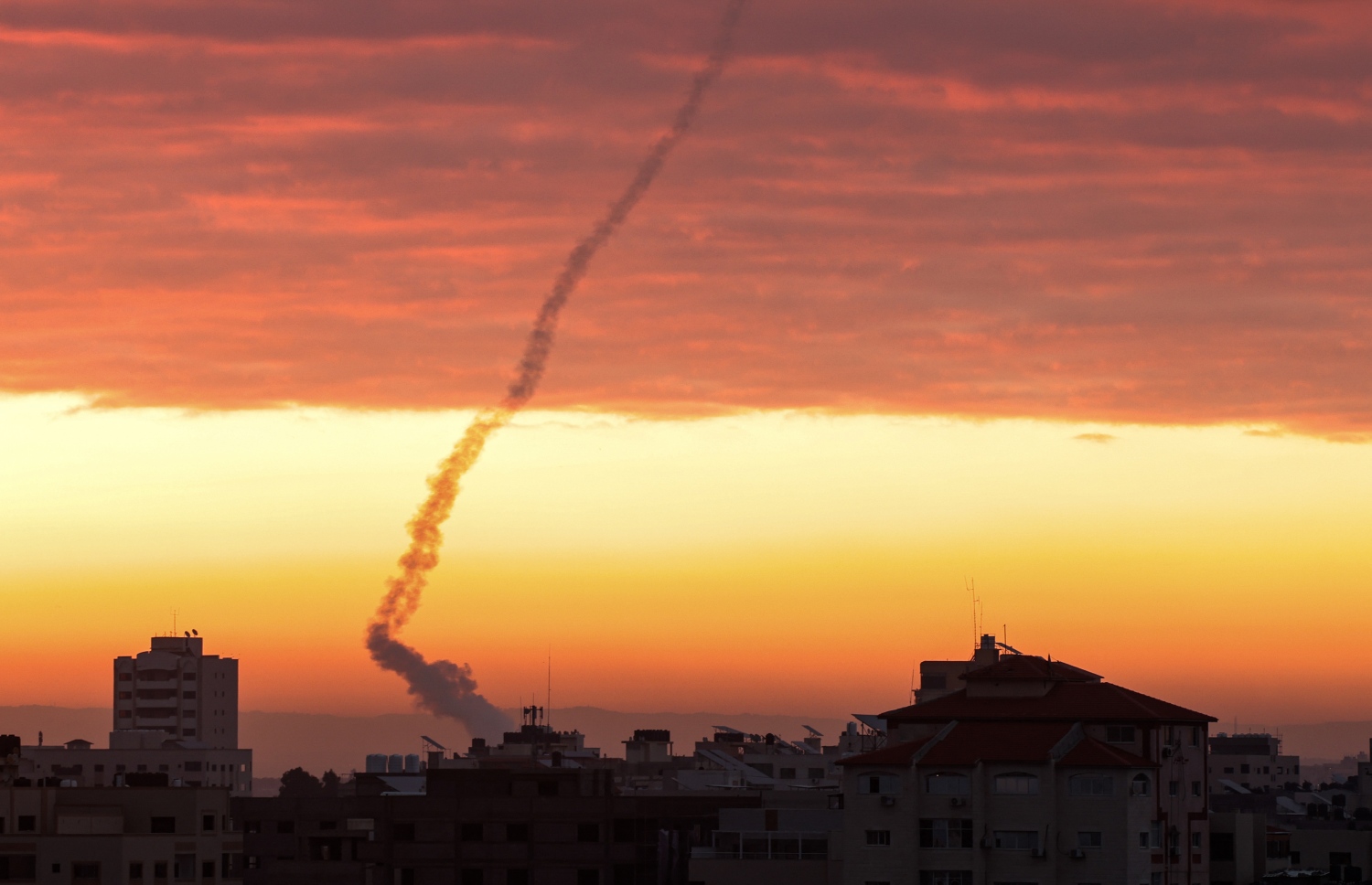 ފެބްރުއަރީ 22، 2023؛ އިޒްރޭލު ސިފައިން ހުޅަނގު އައްސޭރީގެ ނާބުލްސް އަށް ވަދެގަނެ ހިންގި އުދުވާންތަކަށް ރައްދު ދިނުމުގެ ގޮތުން ގާޒާގެ ތެރެއިން އިޒްރޭލަށް ރޮކެޓްތަކެއް ފޮނުވައިލަނީ. --އޭއެފްޕީ