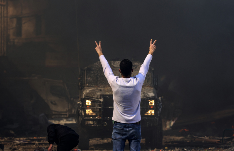 އިޒްރޭލުން ހުޅަނގު އައްސޭރި ފޭރެން އުޅޭތީ ކަންބޮޑުވުން