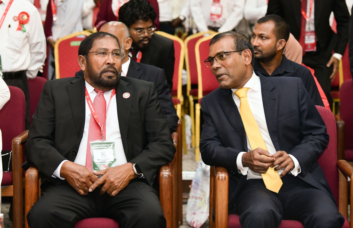 ޖުމްހޫރީ ޕާޓީގެ ކޮންގްރެސް ފެށުމަށް ބޭއްވި ޖަލްސާގައި އެ ޕާޓީގެ ލީޑަރު ގާސިމް އިބްރާހިމް އާއި މަޖިލިސް ރައީސް އަދި އެމްޑީޕީގެ ރައީސް މުހައްމަދު ނަޝީދުއާއި ވާހަކަފުޅު ދައްކަވާލަނީ -- ފޮޓޯ: ނިޝާން އަލީ | މިހާރު