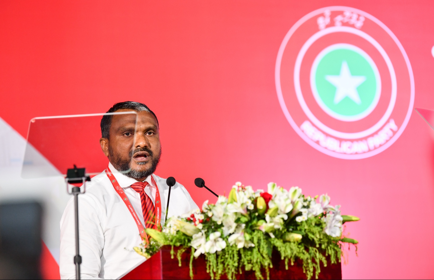 ޖުމްހޫރީ ޕާޓީގެ ގައުމީ ކޮންފަރްންސްގައި ތިނަދޫ އުތުރު ދާއިރާގެ ކުރީގެ މެންބަރު އަބްދުﷲ އަހުމަދު ގަރާރެއް ހުށަހަޅުއްވަނީ މެންބަރުން ވޯޓު ދެއްވަނީ-- ފޮޓޯ: ނިޝަން އަލީ | މިހާރު