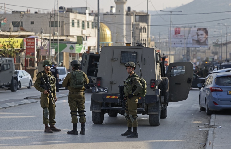 މީހެއްގެ ގައިމަތިން އިޒްރޭލު ސިފައިން ވެހިކަލް ދުއްވި