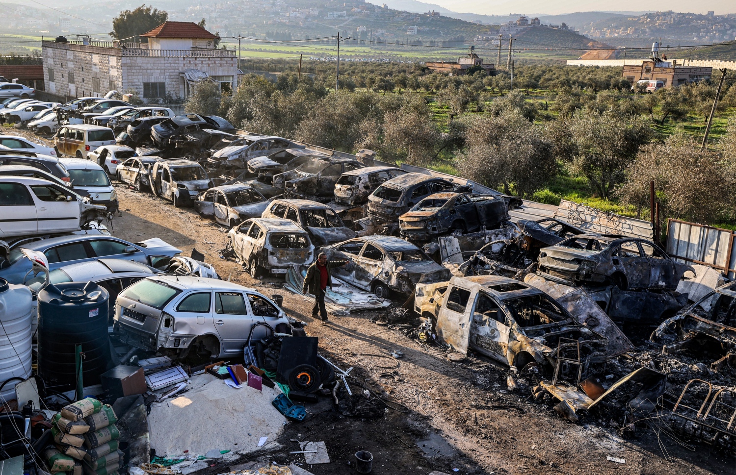 ފެބްރުއަރީ 26، 2023؛ ހިފާފައިވާ ބިންތަކުގައި ދިރިއުޅޭ ޔަހޫދީ ވަޒަންވެރިން، ފަލަސްތީނުގެ ހުޅަނގު އައްސޭރީގެ ހިވާރާ އަވަށުގައި ދިރިއުޅޭ ފަލަސްތީނު މީހުންގެ ގެތަކުގައި ހުޅުޖަހައި އެންދުމުގެ ތެރޭގައި ރޯކޮށް އަންދާލާފައިވާ ކާރުތަކެއް. --އޭއެފްޕީ