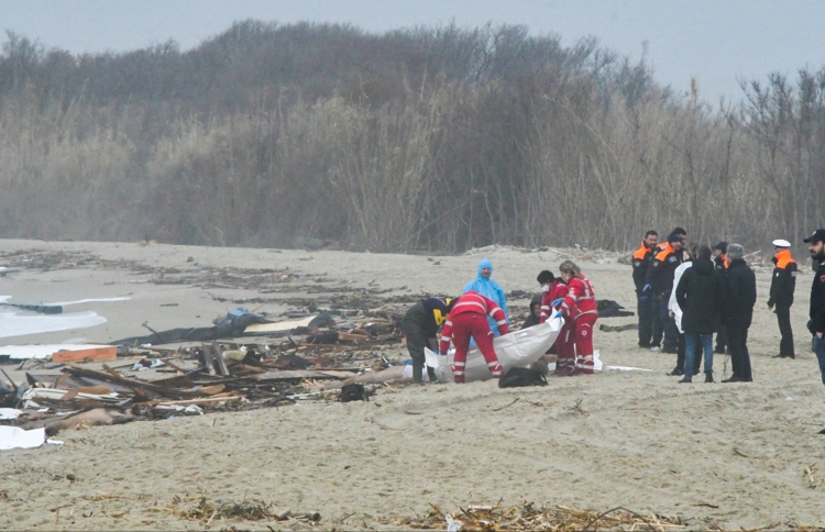 އިޓަލީ ކައިރިއަށް ބޯޓެއް ފެތި 60 މީހުން މަރުވެއްޖެ