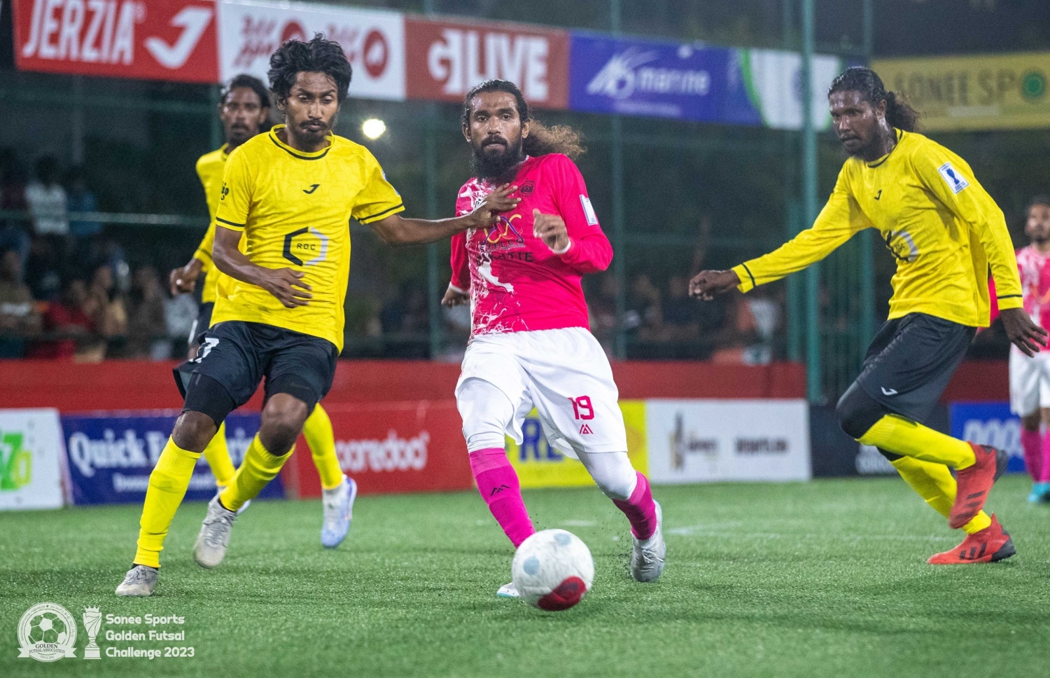 މާފަންނު ޓީމުގެ ސޮކޭ، ބޯޅަ ޕާސް ކުރަން މަސައްކަތް ކުރަނީ.-- ފޮޓޯ: ގޯލްޑަން ފުޓްސަލް އެސޯސިއޭޝަން/ އިމޭޖަސް އެމްވީ