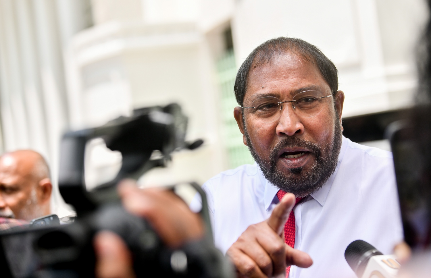 ރައީސާ އެކު ބޭއްވި ބައްދަލުވުމަށް ފަހު، ގާސިމް ނޫސްވެރިންނާ ވާހަކަދައްކަވަނީ.-- ފޮޓޯ: ނިޝާން އަލީ/ މިހާރު