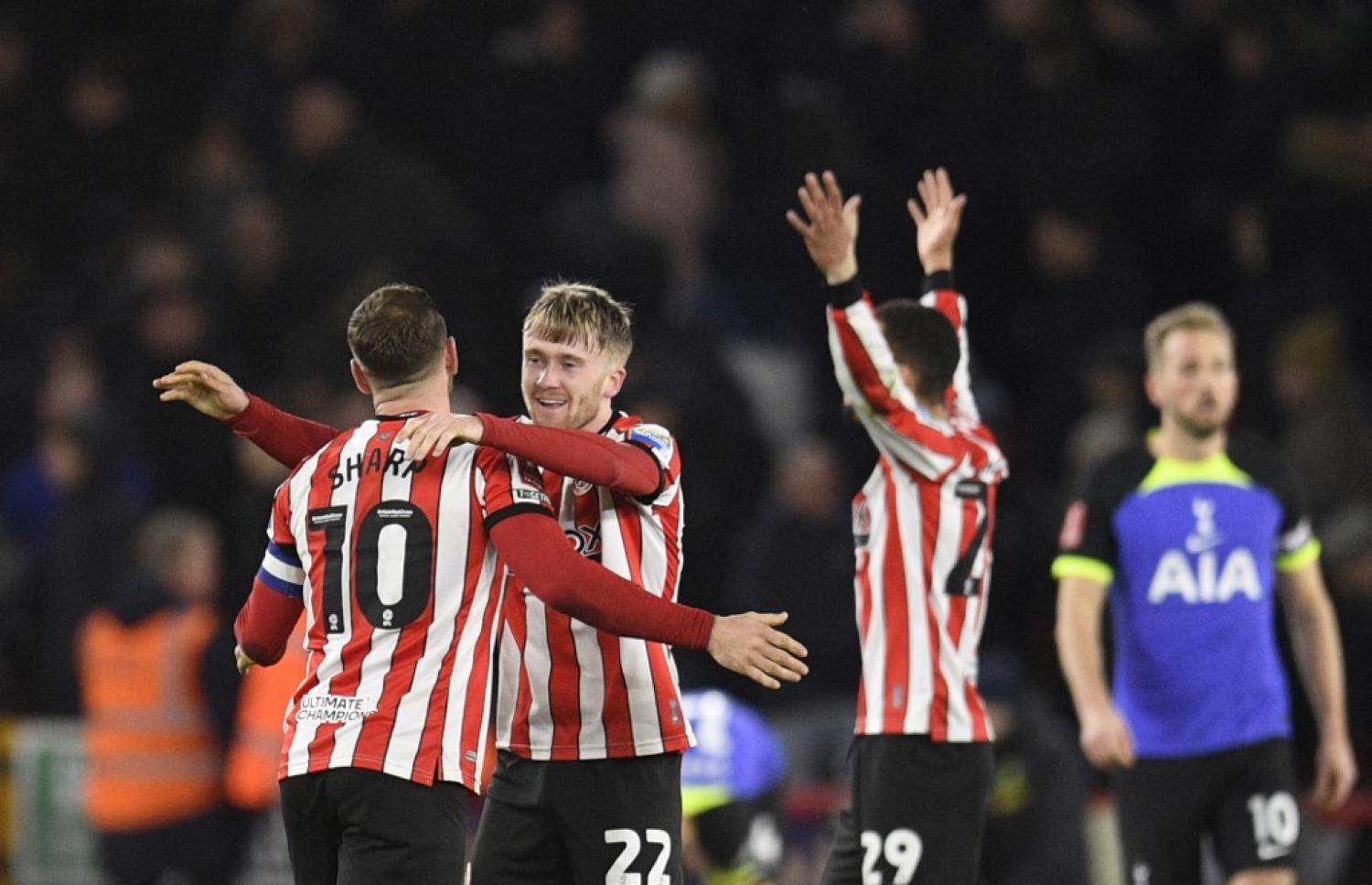 ޓޮޓެންހަމް ބަލިކުރުމަށް ފަހު ޝެފީލްޑްގެ ބައެއް ކުޅުންތެރިން އުފާފާޅު ކުރަނީ. -- ފޮޓޯ: އޭއެފްޕީ