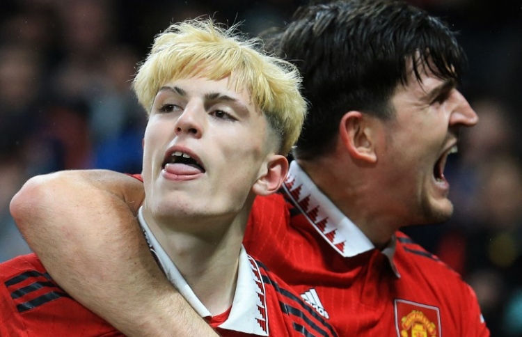 ފަހަތުން އަރައި މޮޅުވެ ޔުނައިޓެޑް ކުއާޓާ އަށް