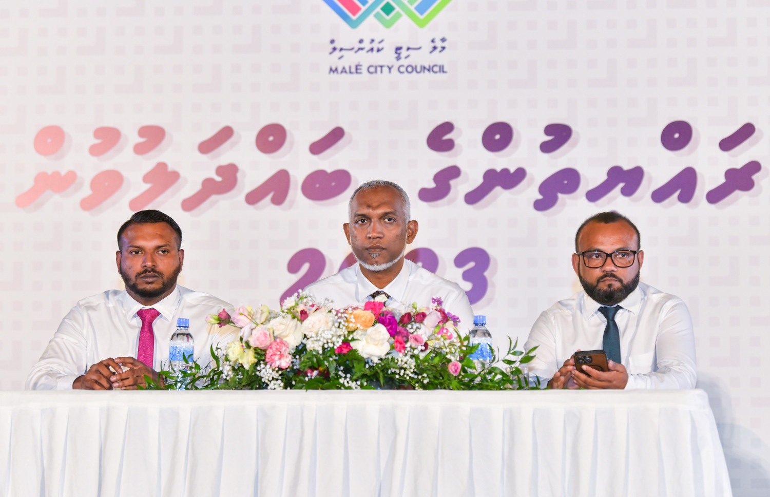 މާލޭ ސިޓީ ކައުންސިލުން މާލޭގެ ރައްޔިތުންނާ ބައްދަލުކުރުމަށް ބޭއްވި ބައްދަލުވުމުގައި މާލޭގެ މޭޔަރު ޑރ. މުހައްމަދު މުއިއްޒު އާއި ޑެޕިއުޓީ މޭޔަރު އަހްމަދު ނަރީޝް އާއި އެސްޖީ މުޖުތަބާ ޖަލީލް. -- ފޮޓޯ: ނިޝާން އަލީ | މިހާރު