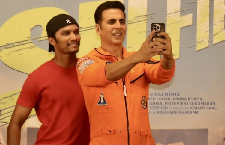 ރެކޯޑު މުގުރާލަން އަކްޝޭ ކުމާރްގެ ފޭނުންނާއެކު ސެލްފީ ނަގަނީ