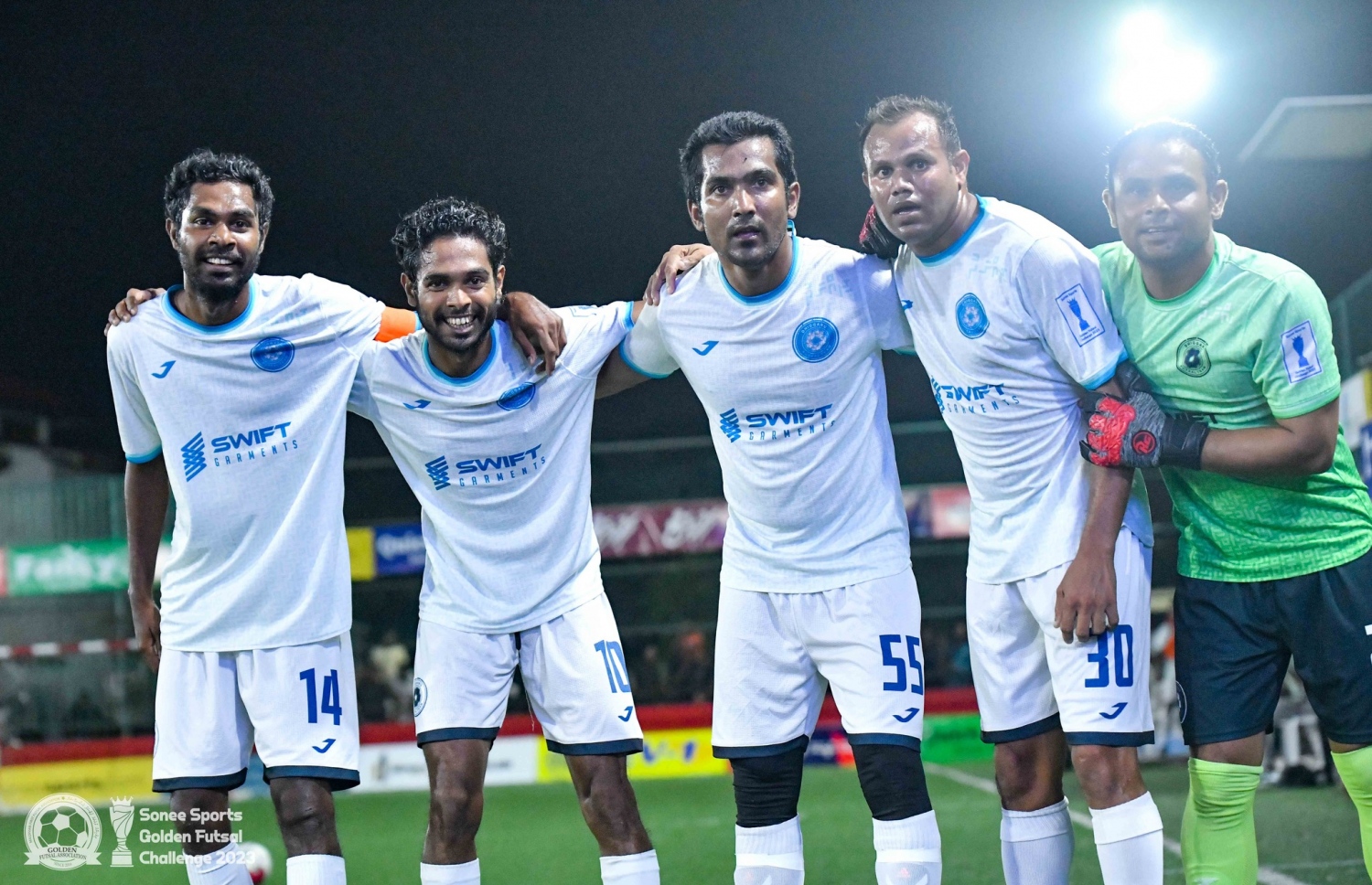 ރޭގެ މެޗުގައި ދިއްގަރު ކުޅުންތެރިން އުފާފާޅު ކުރަނީ.-- ފޮޓޯ: ގޯލްޑަން ފުޓްސަލް އެސޯސިއޭޝަން/ އިމޭޖަސް އެމްވީ