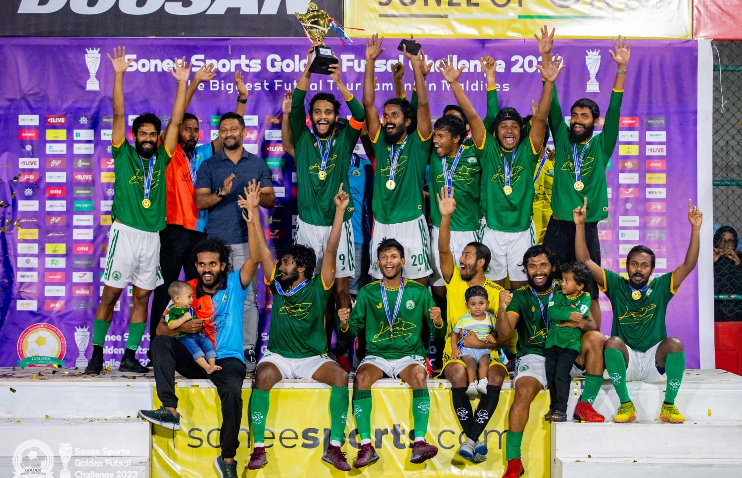 ޏ. ފުވައްމުލަކު ދަނޑިމަގު ޓީމުން ޒޯން 7 ގެ ޗެމްޕިއަން ތަށި އުފުލާލަނީ.-- ފޮޓޯ: ގޯލްޑަން ފުޓްސަލް އެސޯސިއޭޝަން/ އިމޭޖަސް އެމްވީ