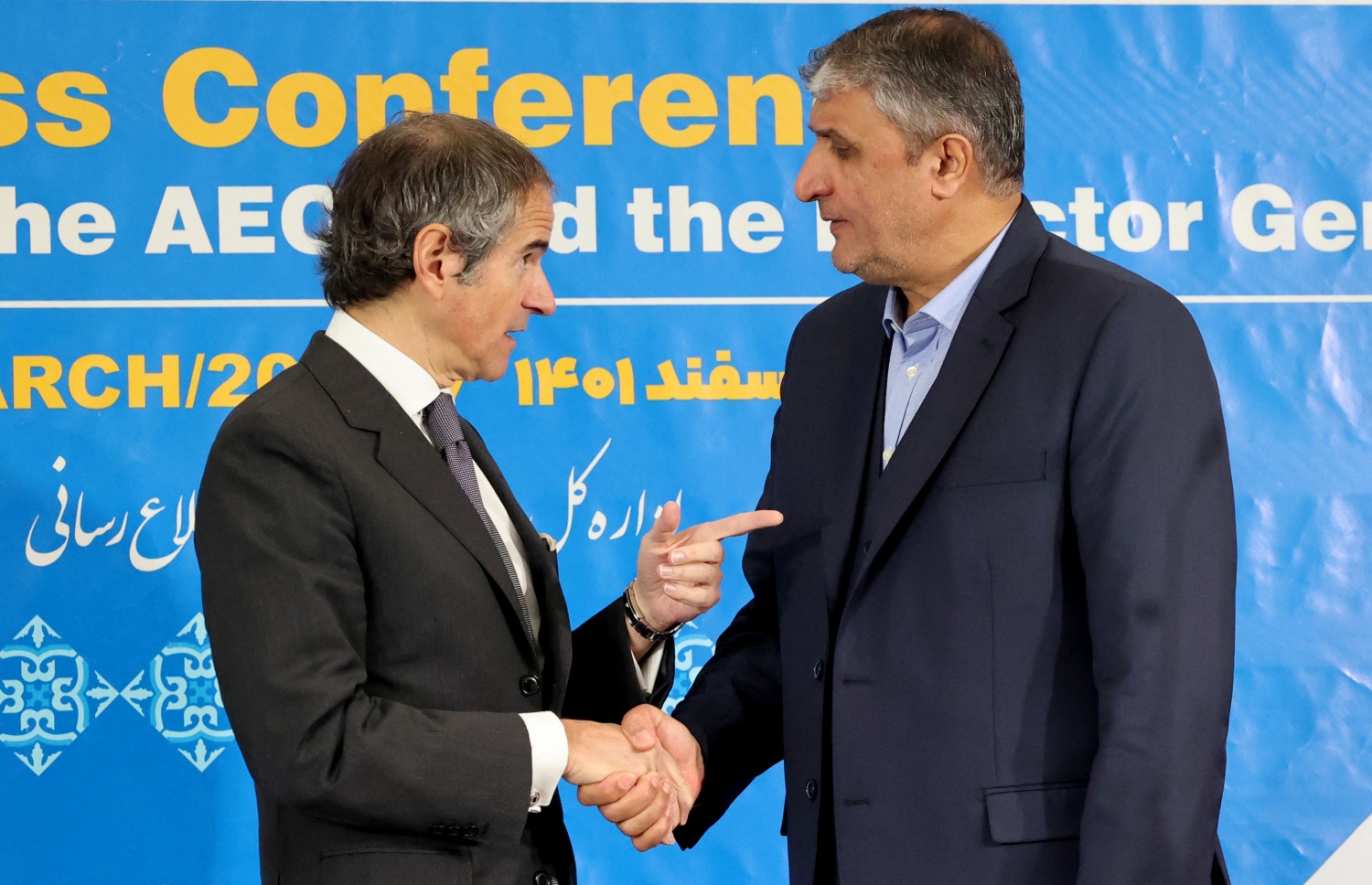 މާޗް 4، 2023؛ އެޓޮމިކް ހަކަތައާ ބެހޭ ބައިނަލްއަގުވާމީ އިދާރާގެ ވެރިޔާ ރަފައެލް ގްރޮސީ (ވ) އީރާންގެ ވެރިރަށް ތެހެރާނަށް ވަޑައިގެން އެ ގައުމުގެ އެޓޮމިކް ހަކަތައާ ބެހޭ އިދާރާގެ ވެރިޔާ މުހައްމަދު އިސްލާމީއާ ބައްދަލުކުރައްވަނީ. --އޭއެފްޕީ