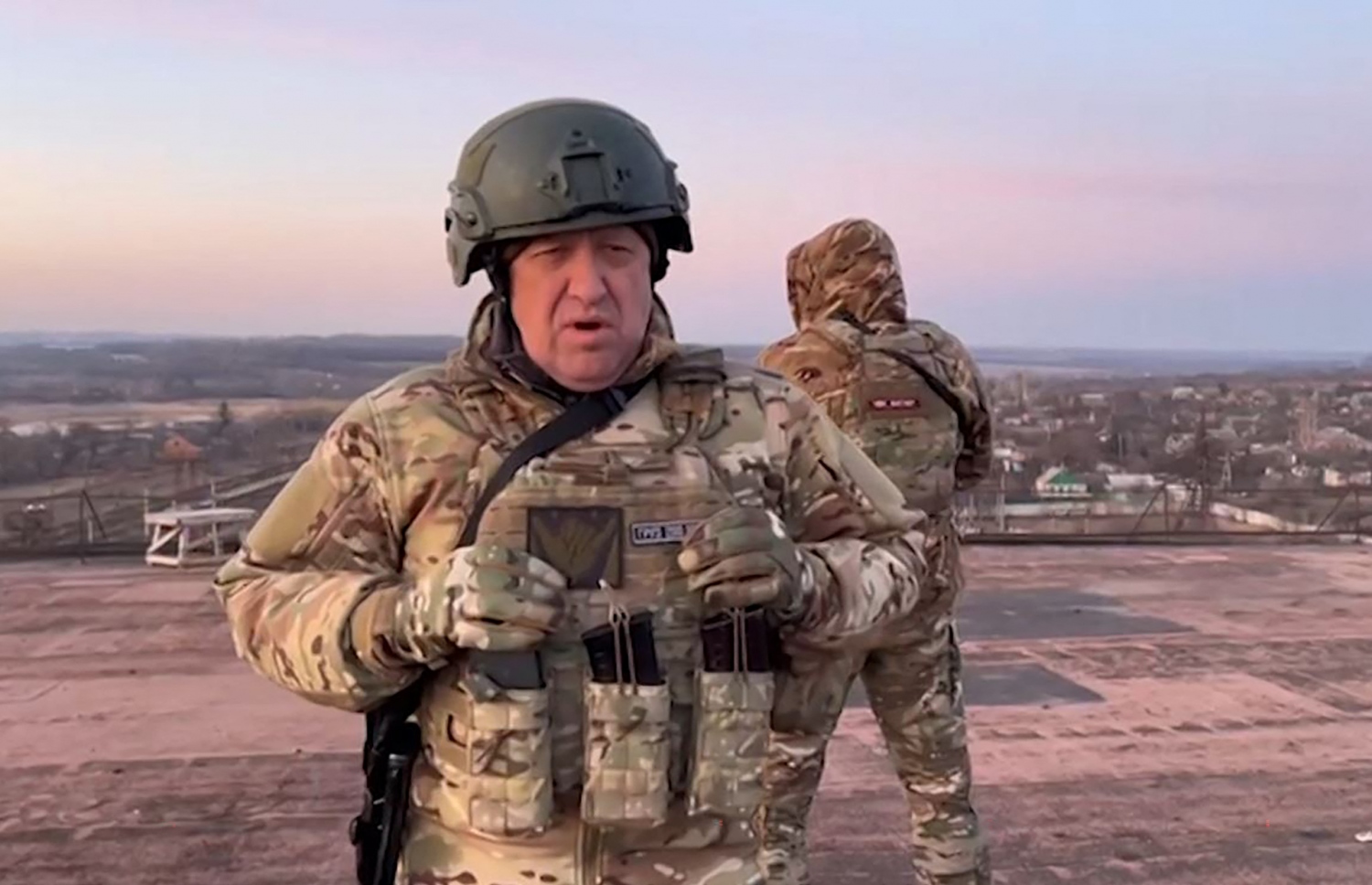 މާޗް 4، 2023؛ ޔޫކްރޭންގެ އިރުދެކުނު ސަހަރެއް ކަމަށްވާ ބަޚްމުތު ހިފުމަށް ރަޝިޔާ ސިފައިން ދެމުންދާ ވަރުގަދަ ހަމަލާތަކުގައި ބައިވެރިވާ ރަޝިޔާގެ ކުލީ ސިފައިންގެ ޖަމާއަތެއް ކަމަށްވާ ވަގްނާ ގްރޫޕްގެ ވެރިޔާ ޔެވްގެނީ ޕްރިގޮޒްހީން ބަޚްމުތުގެ ތެރޭގައި ހުރެ ވީޑިއޯ މެސެޖެއް ފޮނުވަނީ. --އޭއެފްޕީ