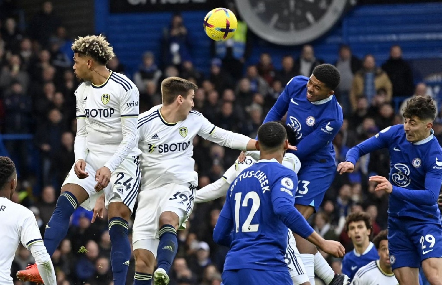 ކޯނަރަކުން ލިބުނު ބޯޅަ ފޮފާނާ ބޮލުން ޖަހައި ޗެލްސީން ލީޑްސް ބަލިކުރި ގޯލު ޖަހަނީ.-- ފޮޓޯ: އޭއެފްޕީ