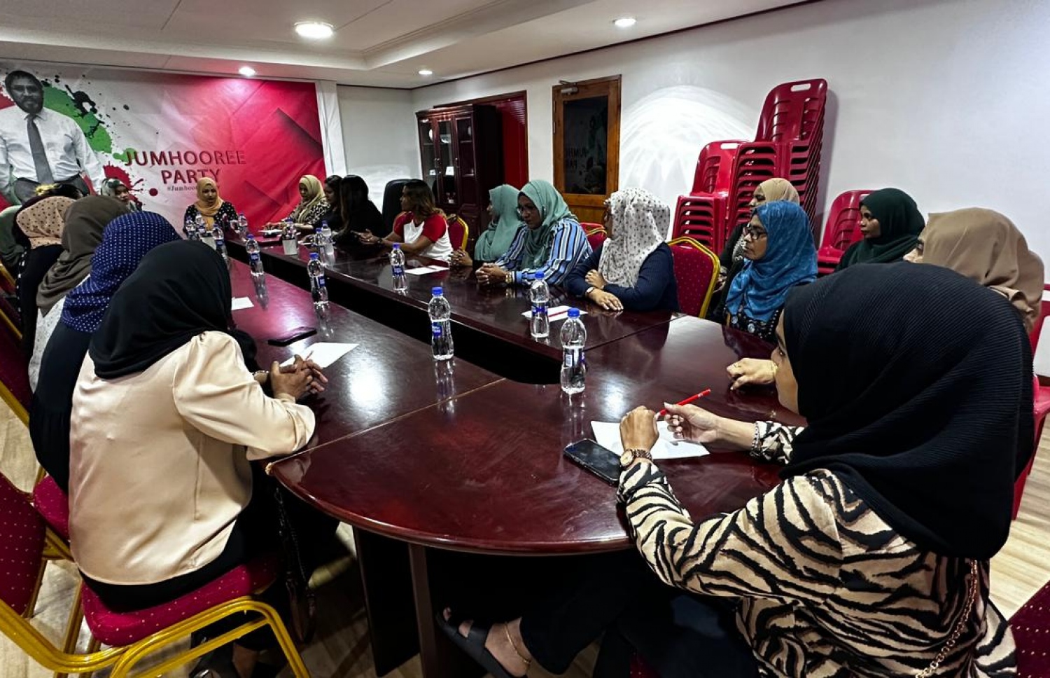 އަންހެނުންގެ ދުވަސް ފާހަގަކުރުމާ ގުޅޭ ގޮތުން މަޝްވަރާކުރުމަށް ޖުމްހޫރީ ޕާޓީން ބޭއްވި ބައްދަލުވުން.-- ފޮޓޯ: ޖޫމްހޫރީ ޕާޓީ