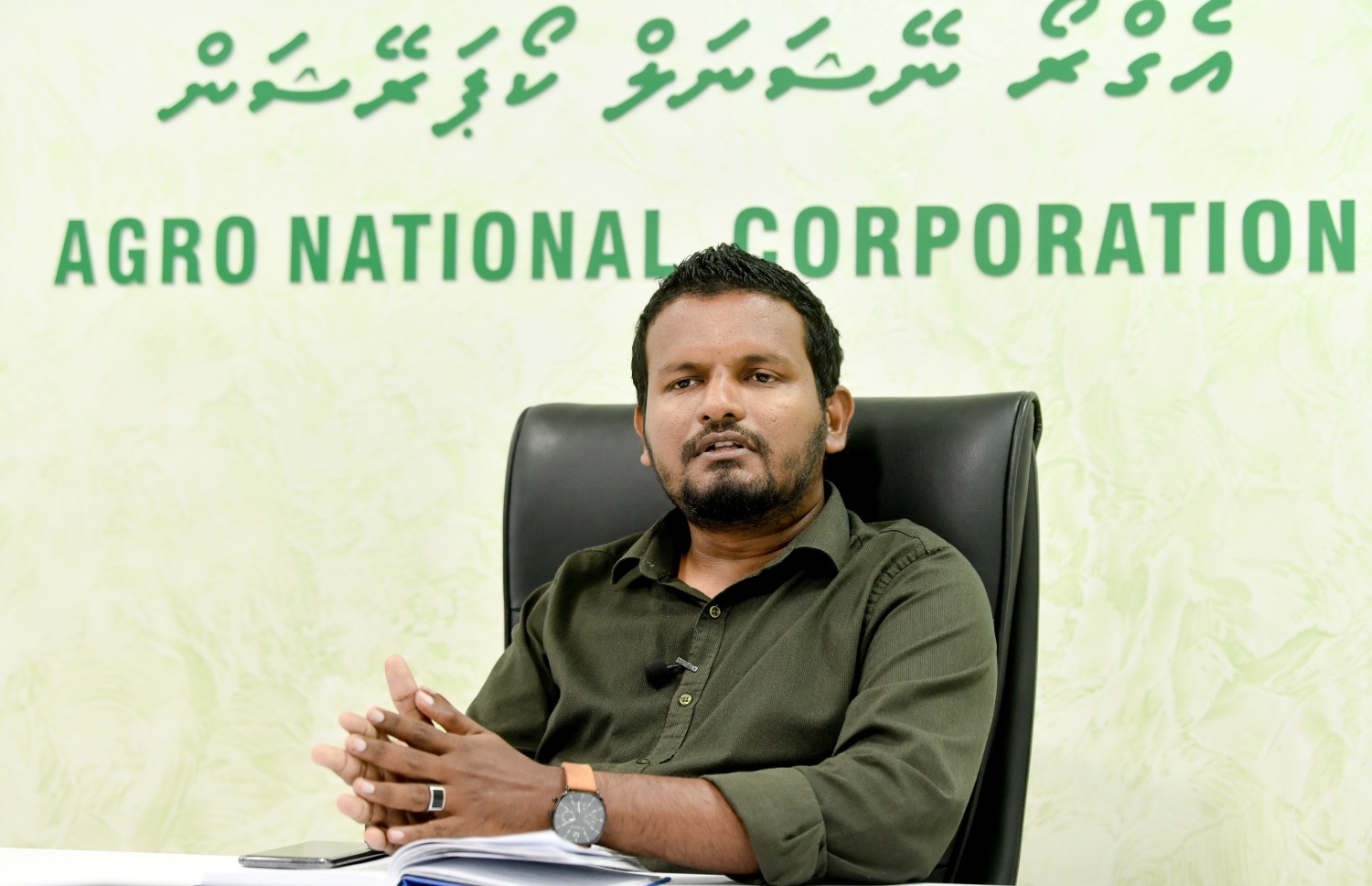 އެގްރޯނެޓްގެ އެގޮރޯނޮމިސްޓް އާދަމް އަދީލް "މެދު ސަފުހާ" އަށް އިންޓަވިއު ދެއްވަނީ -- ފޮޓޯ: ފަޔާޒް މޫސާ/ މިހާރު