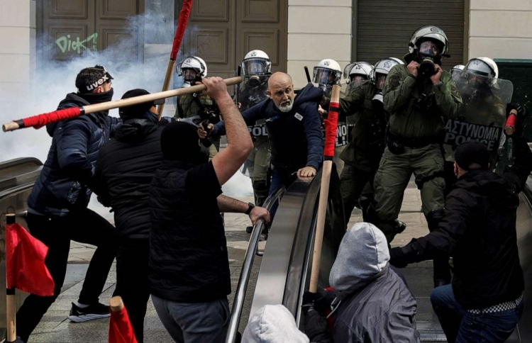 ގްރީސްގެ ރޭލު އެކްސިޑެންޓުގެ ރުޅީގައި ބޮޑު މުޒާހަރާއެއް