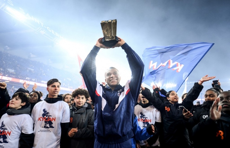 އަހަރެން ކުޅެނީ ތާރީހުން ޖާގަ ހޯދަން: އެމްބާޕޭ