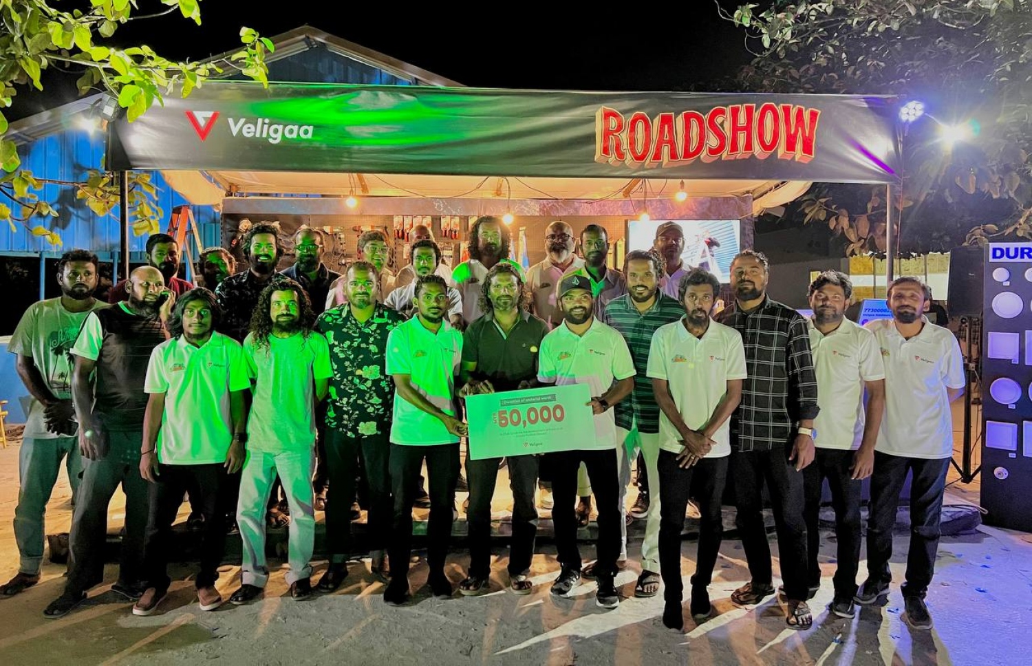 ވެލިގާއިން ހަދިޔާ ކުރި ފައިސާގެ އިނާމާ އެކު ކްލަބް ކޮރަލްގެ މެމްބަރުން. -- ފޮޓޯ: ވެލިގާ