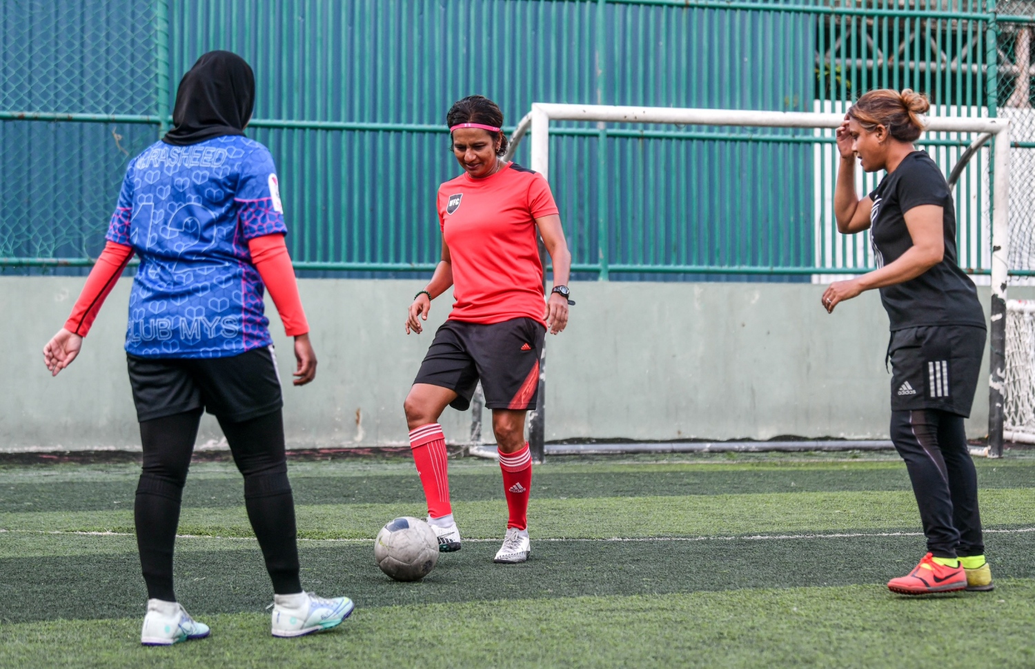 ޑަބްލއިއު އެފްސީގެ ބައެއް އޮފިޝަލުން: އަންހެން ކުދިންގެ އެކަޑަމީއެއް އެ ކްލަބުން ހިންގާ --- ފޮޓޯ: ނިޝާން އަލީ | މިހާރު