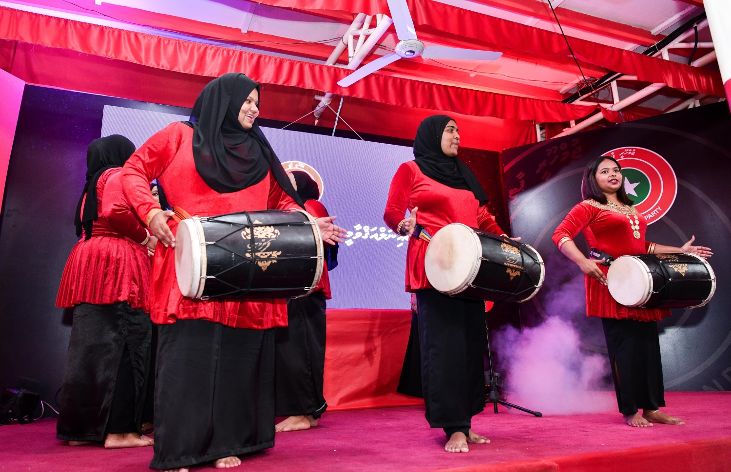 މި އަހަރުގެ އަންހެނުންގެ ދުވަސް ފާހަގަކުރަން މިނިސްޓަރު ނަހުލާ އިސްވެ މިރޭ ބޭއްވި ޖަލްސާގައި އަންހެނުންތަކެއް ބޮޑުބެރުގެ ހަރަކާތެއް ހުށަހަޅައިދެނީ.---ފޮޓޯ: ފަޔާޒު މޫސާ| މިހާރު