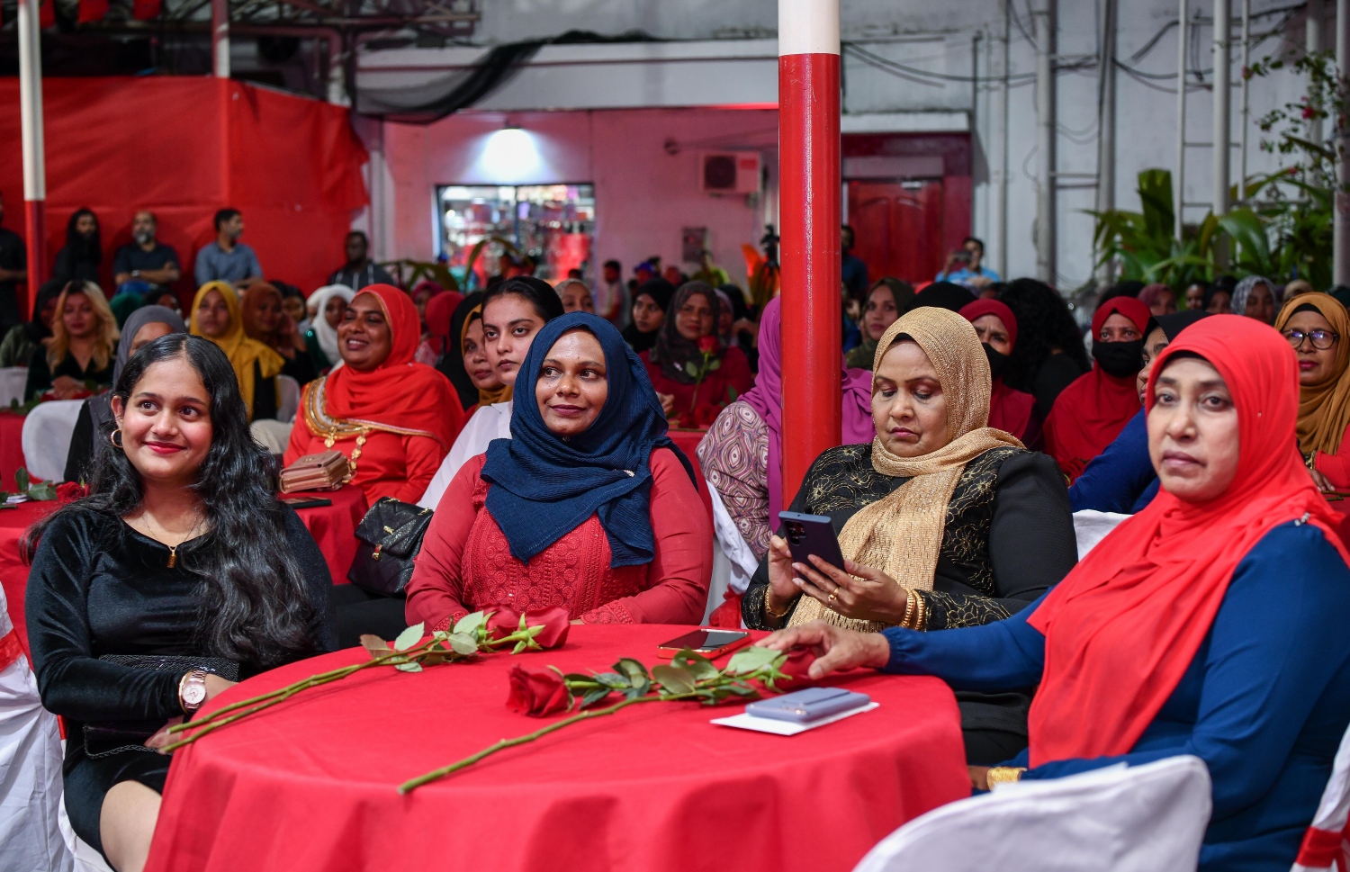 މި އަހަރުގެ އަންހެނުންގެ ދުވަސް ފާހަގަކުރަން މިނިސްޓަރު ނަހުލާ އިސްވެ މިރޭ ބޭއްވި ޖަލްސާ އަށް ދިޔަ ބައެއް އަންހެނުން.---ފޮޓޯ: ފަޔާޒު މޫސާ| މިހާރު