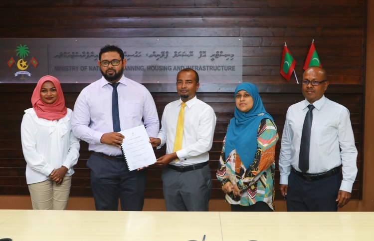 މަނަދޫގެ މަގުތަކުގައި ތާރު އެޅުން އާރުޑީސީއަށް