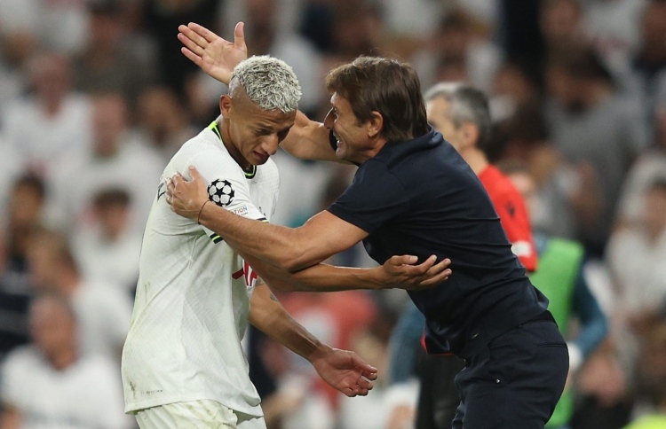 ފުރުސަތު ނުދޭތީ ރިޗާލިސަން އޭނާގެ ކޯޗަށް ފާޑުކިޔައިފި