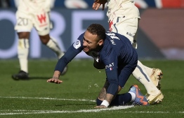 (FILES) In this file photo taken on February 19, 2023 Paris Saint-Germain's Brazilian forward Neymar falls, injured after a contact with Lille's French midfielder Benjamin Andre during the French L1 football match between Paris Saint-Germain (PSG) and Lille LOSC at The Parc des Princes Stadium in Paris. - Paris Saint-Germain striker Neymar will undergo ankle surgery "in the next few days" and will be out of action for three to four months, the club announced on March 6, 2023. -- Photo: Franck Fife / AFP