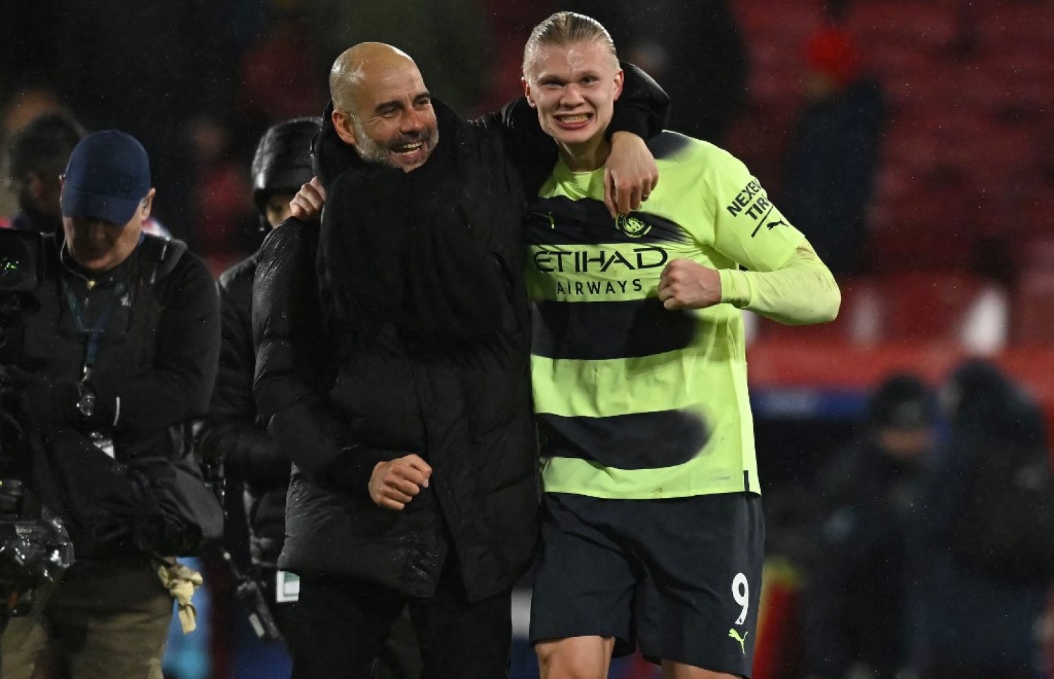 މެންޗެސްޓާ ސިޓީގެ ފޯވާޑް އާލިން ހާލަންޑް (ކ) އާއި ކޯޗު ޕެޕް ގާޑިއޯލާ މެޗަށް ފަހު އުފާފާޅުކުރަނީ. --ފޮޓޯ: އޭއެފްޕީ