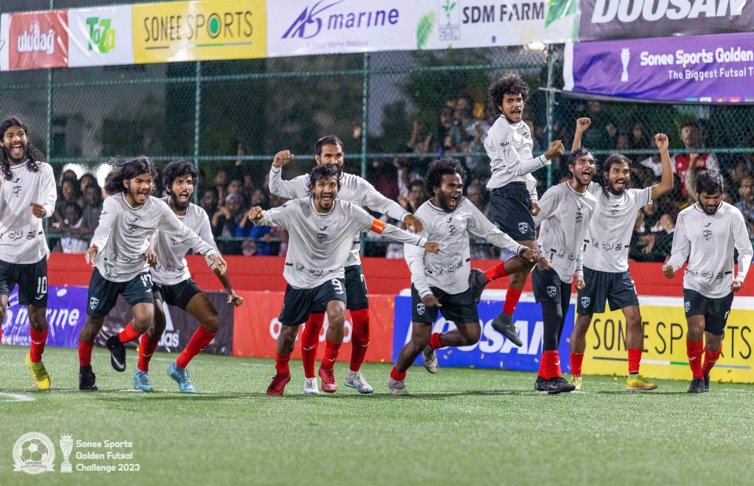 ޕެނަލްޓީ ކާމިޔާބު ކުރުމަށް ފަހު އިނގުރައިދޫ ޓީމު ކުޅުންތެރިން. -- ފޮޓޯ: ގޯލްޑަން ފުޓްސަލް އެސޯސިއޭޝަން/ އިމޭޖަސް އެމްވީ