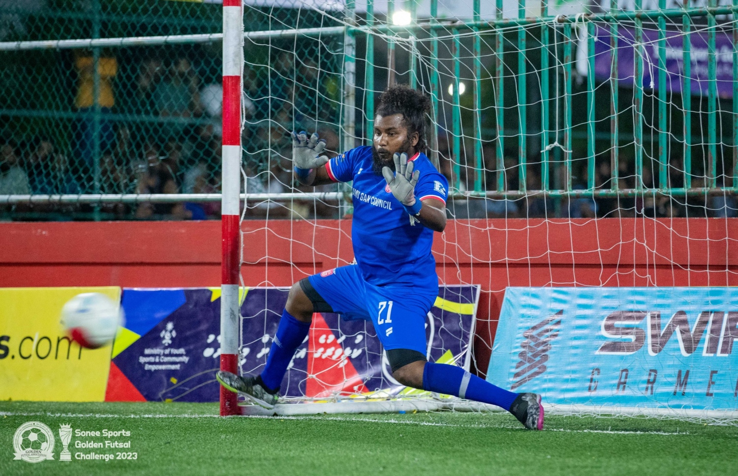 ޕެނަލްޓީގައި ގަން ޓީމުގެ ގޯލު ބެލެހެއްޓި ހުޝާމް، އޭނާ ވަނީ ދެ ޕެނަލްޓީ މަތަޮށްފައި.-- ފޮޓޯ: ގޯލްޑަން ފުޓްސަލް އެސޯސިއޭޝަން/ އިމޭޖަސް އެމްވީ