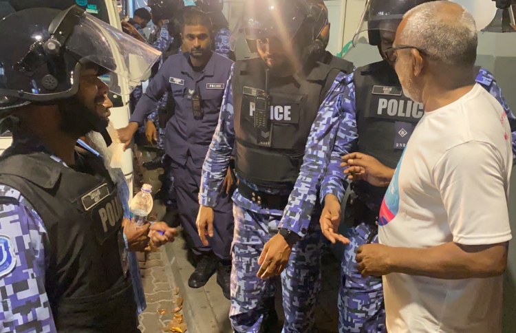 މުޒާހަރާއިން ހައްޔަރުކުރި 17 މީހުން ދޫކޮށްލައިފި