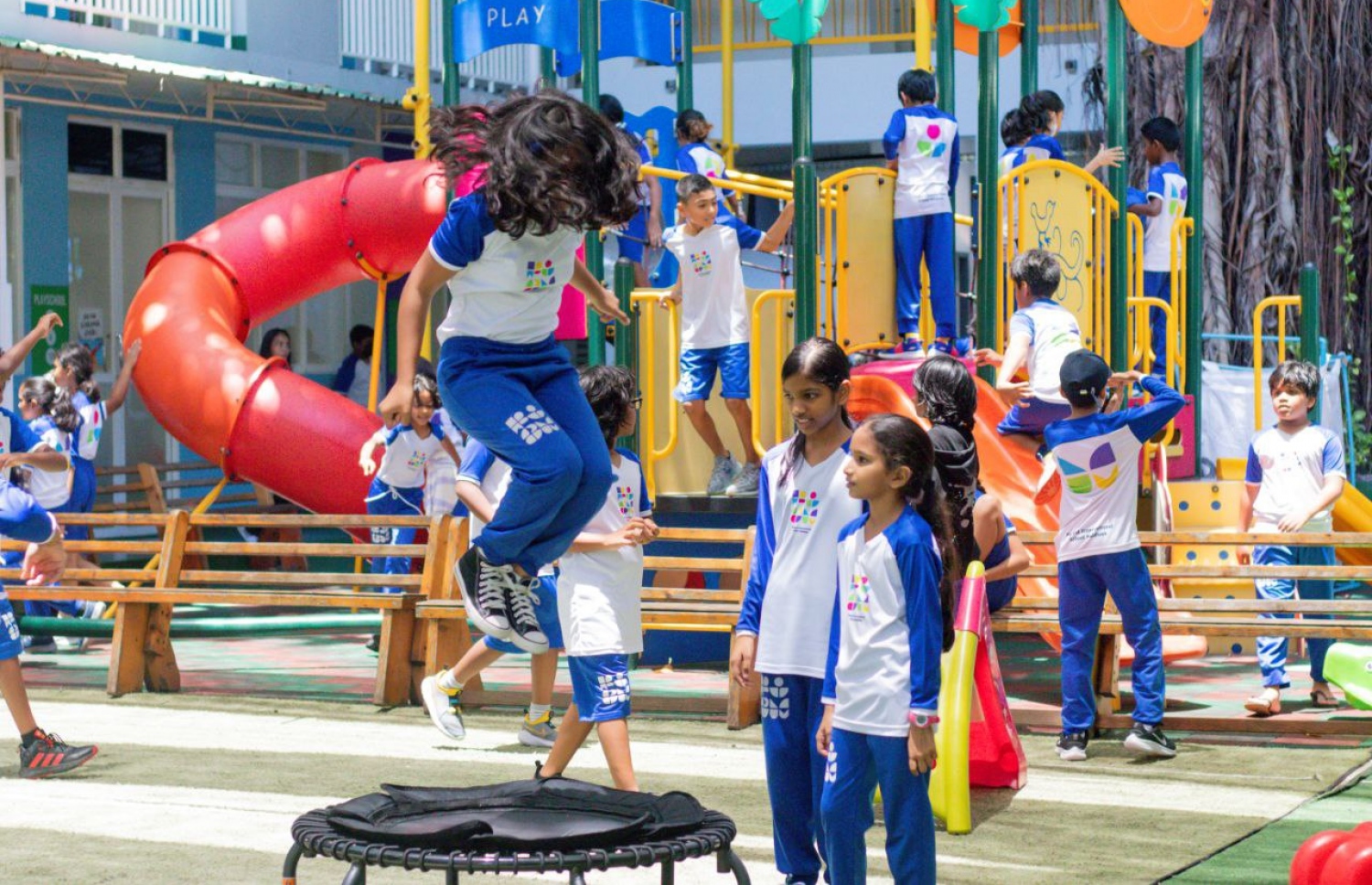 ފިނަލްނަޑް އިންޓަނޭޝަނަލް ސްކޫލްގެ ދަރިވަރުންތަކެއް ޕްލޭ ގްރައުންޑުގަ. -- ފޮޓޯ: ފިންލަންޑް އިންޓަނޭޝަނަލް ސްކޫލް