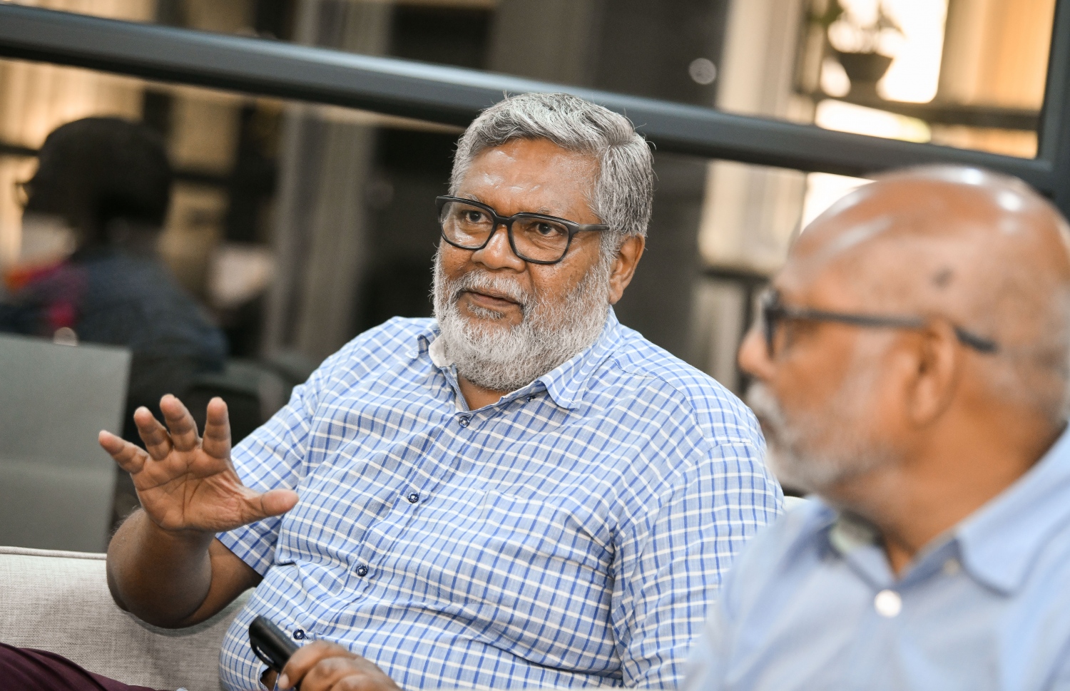 އިސްމާއިލް ނޫރައްދީން "މިހާރު" އަށް ވާހަކަ ދައްކަވަނީ. އޭނާ ވިދާޅުވީ، ބޮންޑު ވިއްކުމަކީ ރާއްޖޭގެ ކުންފުނިތަކަށް ފައިސާ ހޯދަން އޮތް ރަނގަޅު ފުރުސަތެއް ކަމަށް-- ފޮޓޯ: ނިޝާން އަލީ/ މިހާރު