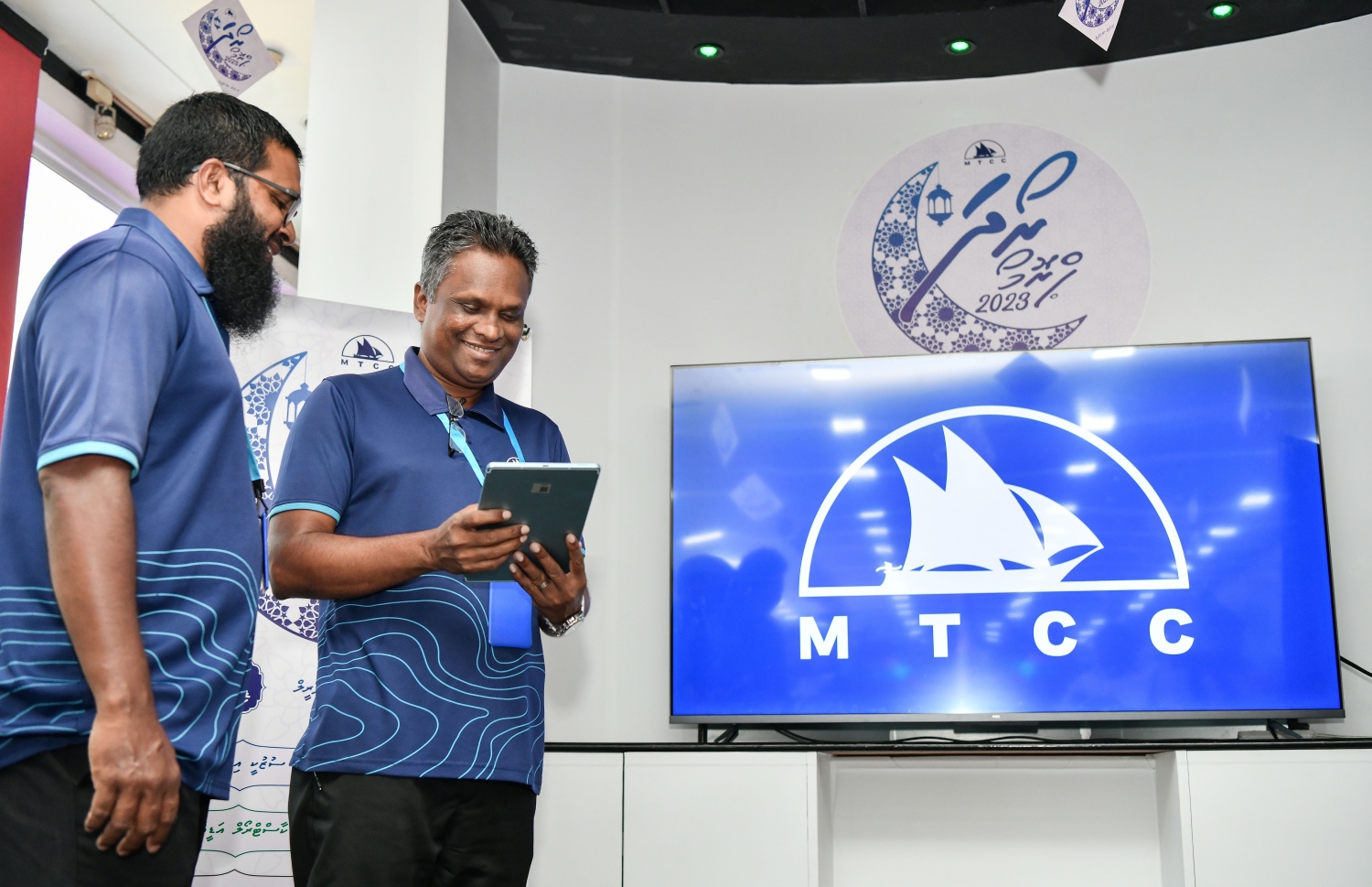 އެމްޓީސީސީގެ ސީއީއޯ އާދަމް އާޒިމް ރޯދަ ޕްރޮމޯޝަން ފައްޓަވާ ދެއްވަނީ. -- ފޮޓޯ: ފަޔާޒް މޫސާ | މިހާރު